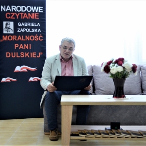 Czytający Krzysztof Niewiadomski - Starosta Łęczyński podczas Narodowego Czytania 2021