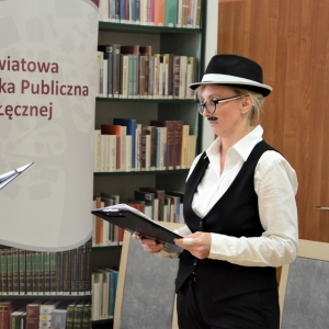 Czytająca Iwona Kwaśniewska - Zbyszko Dulski podczas Narodowego Czytania 2021