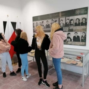 Cztery wychowanki MOW oglądające wystawę w Izbie Pamięci Żołnierzy Niezłomnych w Witaniowie. 