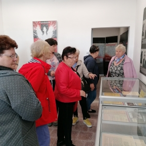 Oglądający ekspozycje członkowie klubu dyskusyjnego "Seniorzy z książką na ty" w Izbie Pamięci Żołnierzy Niezłomnych w Witaniowie