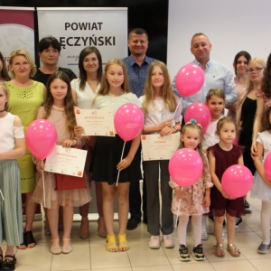 Laureaci Powiatowego Konkursu "Mój prezent" wraz z rodzicami i opiekunami 