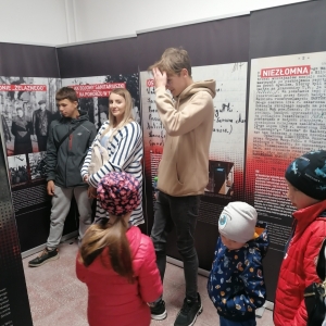 Młodzież oglądająca wystawę na temat Danuty Siedzikównej "Inki" w Izbie Pamięci.