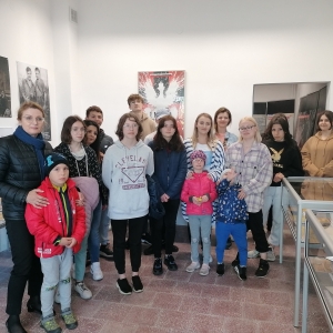 Zdjęcie grupowe dzieci z Placówki Opiekuńczo-Wychowawczej w Kijanach w Izbie Pamięci.