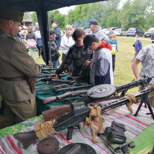 Uczestnicy festynu w Witaniowie oglądający broń historyczną przezentowaną przez GRH im. cc. mjr "Zapory".