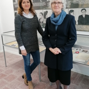 Stojąca Jadwiga Brońska-Stąsik wraz z mamą Jadwigą Krzysiak-Brońską w Izbie Pamięci.