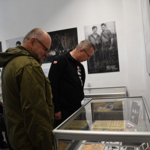 Uczestnicy obchodów 73. rocznicy śmierci "Uskoka" oglądający wystawę dot. "żołnierzy niezłomnych" ziemi łęczyńskiej w Izbie Pamięci.