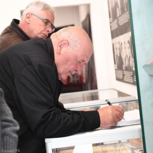 Uczestnik obchodów 73. rocznicy śmierci "Uskoka" dokonujący wpisu do kroniki Izby Pamięci.