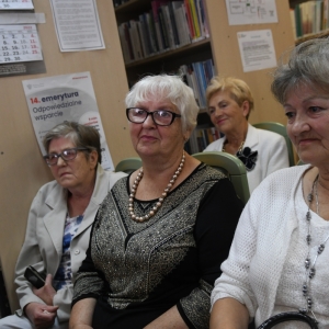 Siedzące uczestniczki Powiatowego Dziennego Domu Seniora w Jaszczowie w trakcie Narodowego Czytania 2022