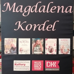 Tablica z napisem Magdalena Kordel, kolorowymi okładkami książek, logotypami MKiDN, Instytutu Książki, DKK i PBP w Łęcznej.