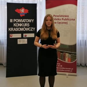 Uczestniczka III Powiatowego Konkursu Krasomówczego podczas wystąpienia.