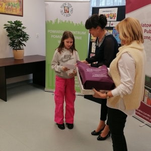 Laureatka konkursu odbierająca dyplom i nagrodę z rąk dyrektorów PCPR i PBP w Łęcznej.