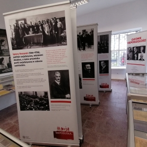 Banery wystawy "Ojcowie Niepodległości" stojące w Izbie Pamięci.