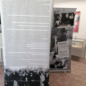 Banery wystawy "A więc wojna !!!" stojące w Izbie Pamięci.