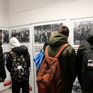 Uczniowie ZSG w Łęcznej oglądający wystawę "Ojcowie Niepodległości" w Izbie Pamięci.