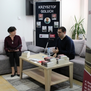 Krzysztof Goluch oraz Monika Bogusz - dyrektor PBP w Łęcznej siedzący na kanapach.