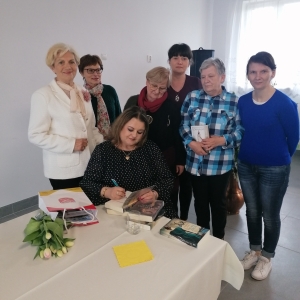 Wspólne zdjęcie Joanny Jax oraz sześciu pań należący do powiatowego klubu DKK.