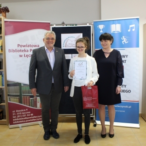 Zdobywczyni drugiej nagrody wraz ze Starostą Łęczyńskim oraz dyrektor Powiatowej Biblioteki Publicznej w Łęcznej.