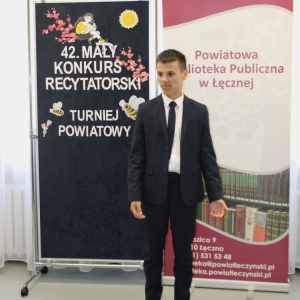 Uczestnik turnieju powiatowego 42. Małego Konkursu Recytatorskiego podczas recytacji.