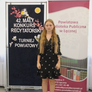 Uczestniczka turnieju powiatowego 42. Małego Konkursu Recytatorskiego podczas recytacji.