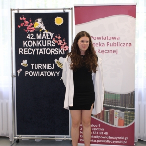 Uczestniczka turnieju powiatowego 42. Małego Konkursu Recytatorskiego podczas recytacji.