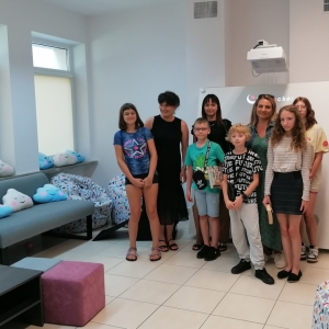 Grupowe zdjęcie wychowanków Placówki Wychowawczo-Opiekuńczej w Kijanach. 