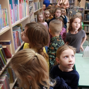 Dzieci z Akademii Przedszkolaka w Zofiówce zwiedzają bibliotekę.