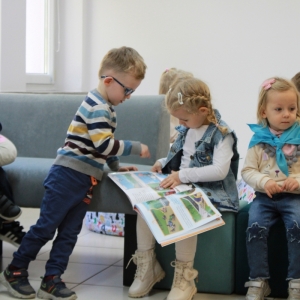 Dzieci z Akademii Przedszkolaka w Zofiówce w bibliotece.