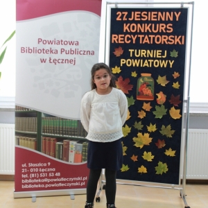 Uczestniczka turnieju powiatowego 27. Jesiennego Konkursu Recytatorskiego podczas recytacji.