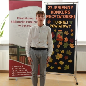 Uczestnik turnieju powiatowego 27. Jesiennego Konkursu Recytatorskiego podczas recytacji.