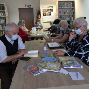 Seniorzy podczas II spotkania klubu czytelniczego "Seniorzy z książką na ty"