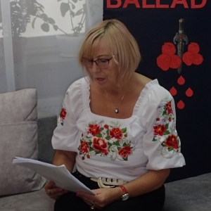 Narodowe Czytanie 2020, pomieszczenie Klubu Senior+ w Łęcznej, Teresa Kwiatkowska w roli Balladyny.