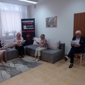 Seniorzy czytający role: Wdowy, Balladyny, Aliny, Kirkora