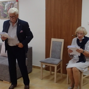 Seniorzy czytający role Kirkora i Wdowy
