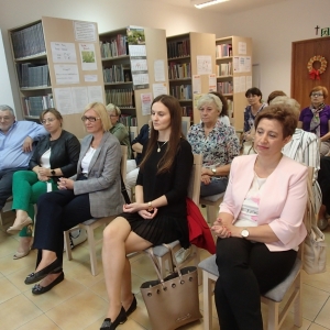 Kilkunastu, siedzących uczestników w trakcie spotkania z Andrzejem Dziurawcem