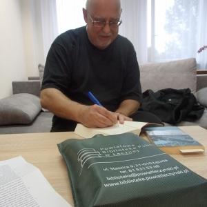 Andrzej Dziurawiec podpisujący swoją książkę